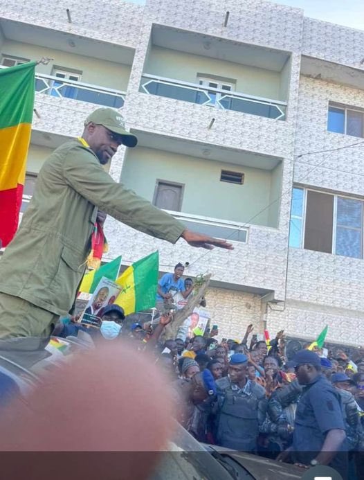 Ousmane Sonko est arrivé à Keur Massar en tenue militaire