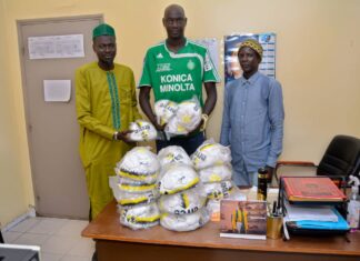 Kaolack: Abdoulaye Diagne (Pdt de L’ANPS KL) offre un lot de 30 ballons aux écoles