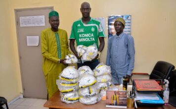 Kaolack: Abdoulaye Diagne (Pdt de L’ANPS KL) offre un lot de 30 ballons aux écoles